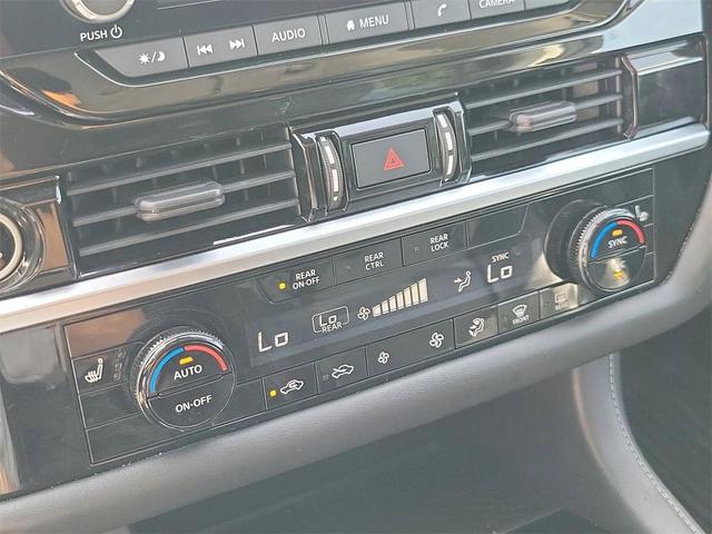 Photo of 2022 Glacier White Nissan Pathfinder