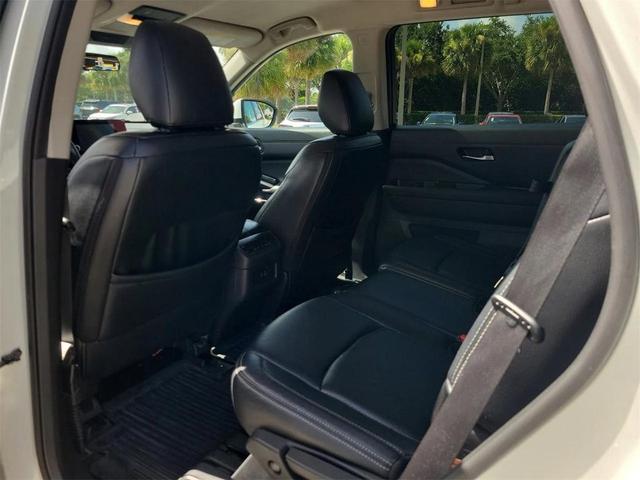 Photo of 2022 Glacier White Nissan Pathfinder