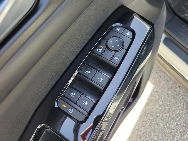 Photo of 2022 Glacier White Nissan Pathfinder