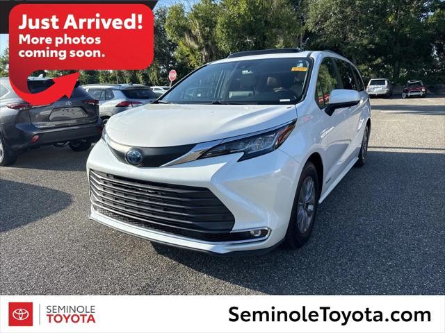 Photo of 2021 Blizzard Pearl Toyota Sienna