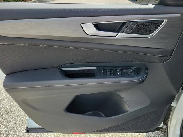 Photo of 2025 Opal White Pearl Volkswagen Atlas Cross Sport