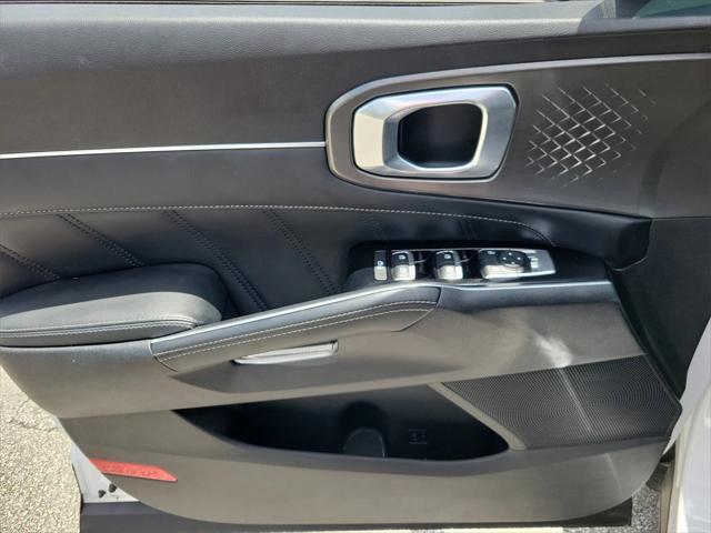 Photo of 2021 Glacial White Pearl Kia Sorento