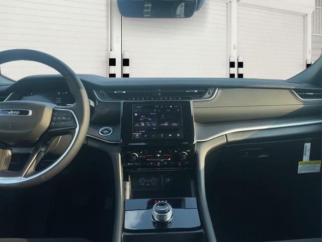 Photo of 2025 Bright White Clearcoat Jeep Grand Cherokee L