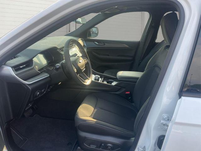 Photo of 2025 Bright White Clearcoat Jeep Grand Cherokee L