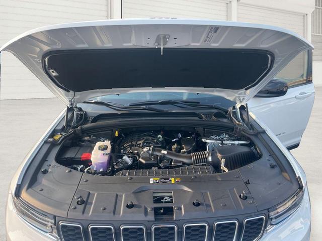 Photo of 2025 Bright White Clearcoat Jeep Grand Cherokee L