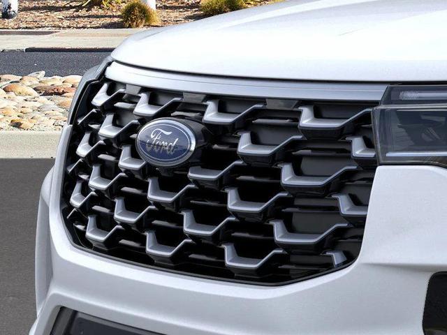Photo of 2025 Star White Metallic Tri-Coat Ford Explorer