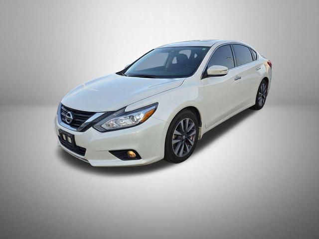 Photo of 2016 Pearl White Nissan Altima