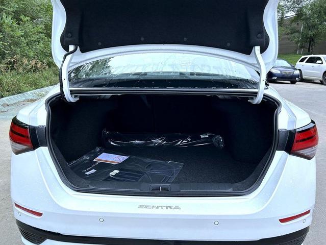 Photo of 2025 Aspen White Tricoat/Super Black Nissan Sentra