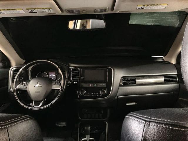 Photo of 2017 Labrador Black Pearl Mitsubishi Outlander