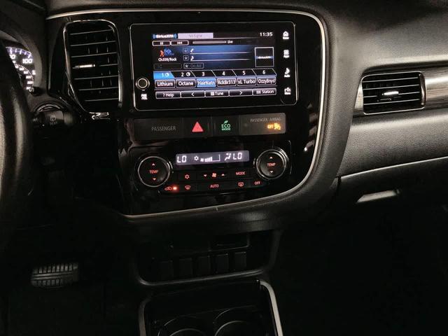 Photo of 2017 Labrador Black Pearl Mitsubishi Outlander