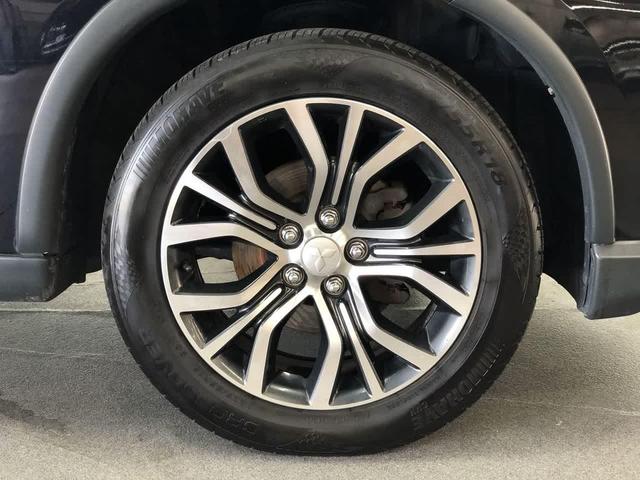 Photo of 2017 Labrador Black Pearl Mitsubishi Outlander