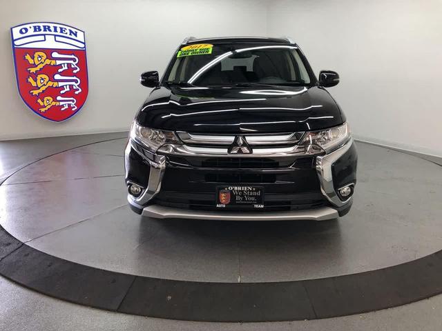 Photo of 2017 Labrador Black Pearl Mitsubishi Outlander