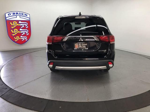 Photo of 2017 Labrador Black Pearl Mitsubishi Outlander
