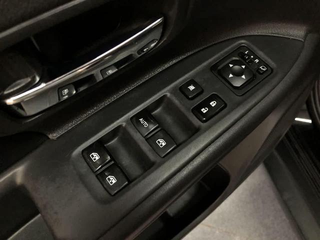 Photo of 2017 Labrador Black Pearl Mitsubishi Outlander