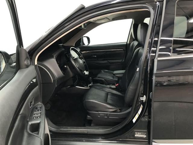 Photo of 2017 Labrador Black Pearl Mitsubishi Outlander