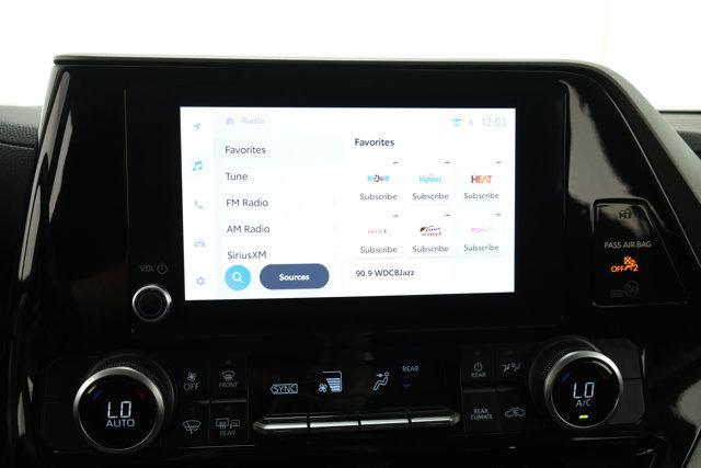 Photo of 2023 Wind Chill Pearl Toyota Highlander