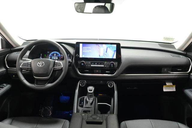 Photo of 2025 Celestial Silver Metallic Toyota Grand Highlander