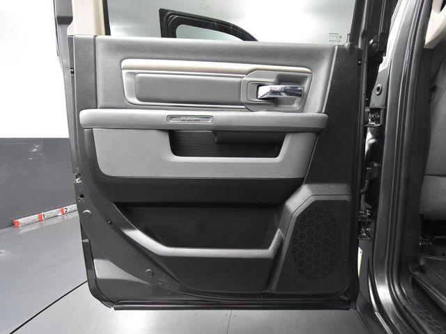 Photo of 2017 Granite Crystal Metallic Clearcoat RAM 1500