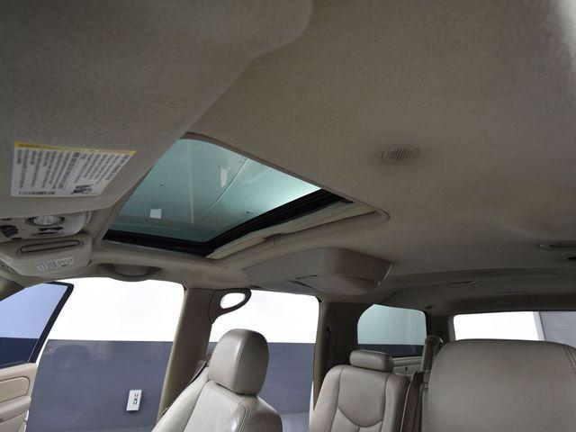 Photo of 2004 Summit White Chevrolet Suburban