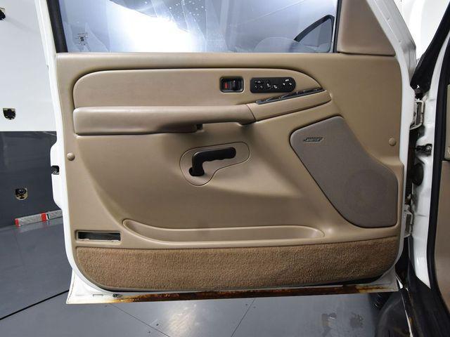 Photo of 2004 Summit White Chevrolet Suburban