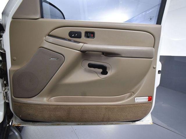 Photo of 2004 Summit White Chevrolet Suburban