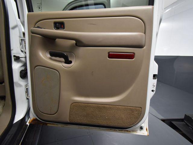 Photo of 2004 Summit White Chevrolet Suburban