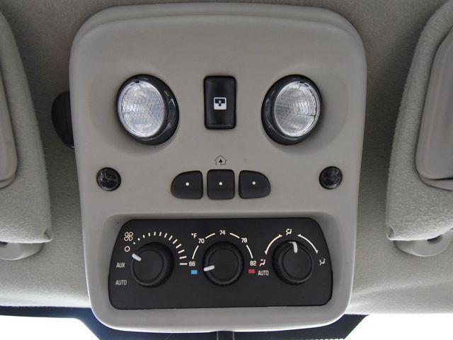 Photo of 2004 Summit White Chevrolet Suburban