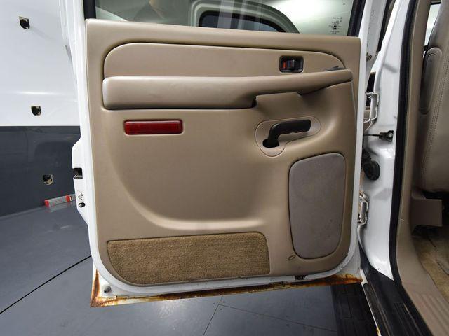 Photo of 2004 Summit White Chevrolet Suburban