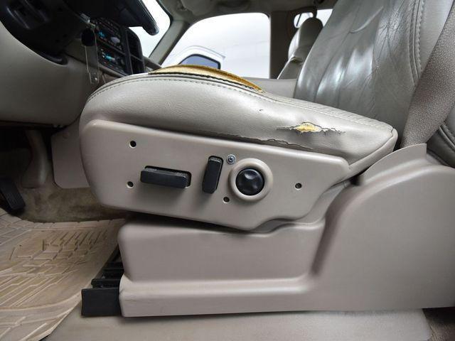 Photo of 2004 Summit White Chevrolet Suburban