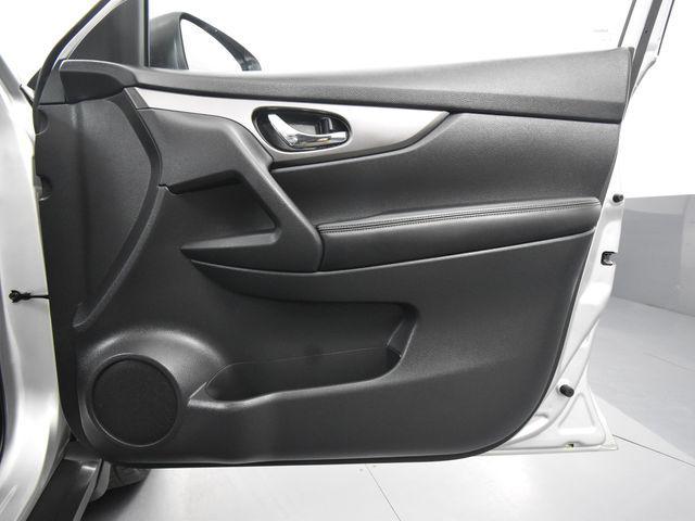 Photo of 2016 Brilliant Silver Nissan Rogue