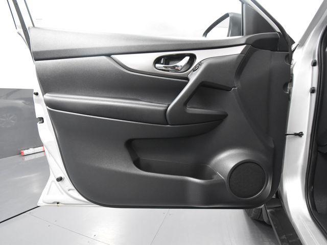 Photo of 2016 Brilliant Silver Nissan Rogue