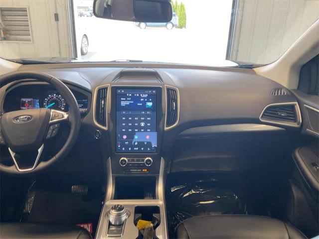 Photo of 2023 Agate Black Metallic Ford Edge