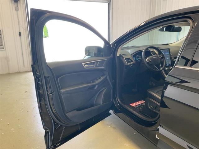 Photo of 2023 Agate Black Metallic Ford Edge