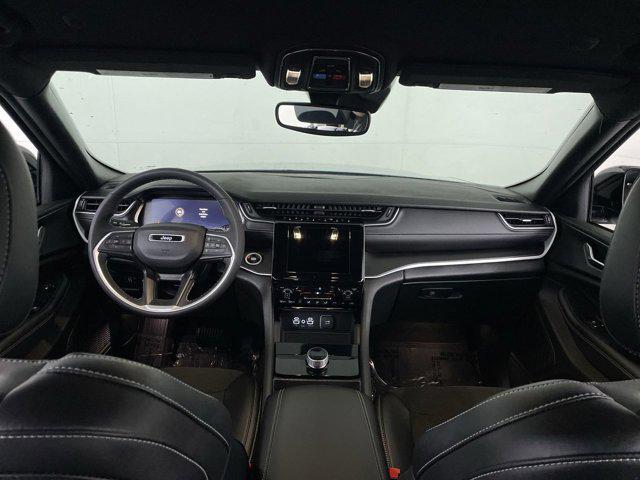 Photo of 2023 Silver Zynith Jeep Grand Cherokee L