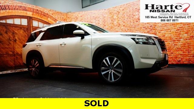 Photo of 2022 Pearl White Tri-Coat Nissan Pathfinder