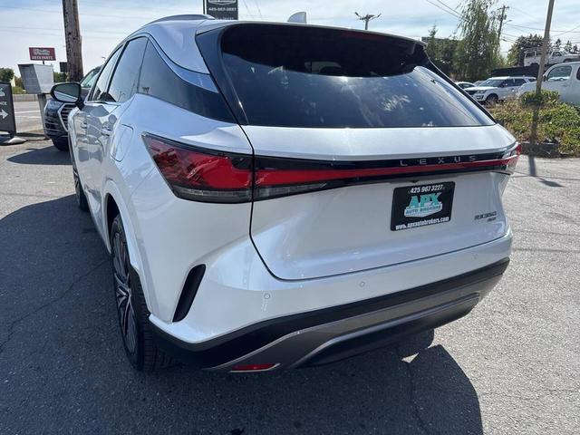 Photo of 2023 Eminent White Pearl Lexus RX 350