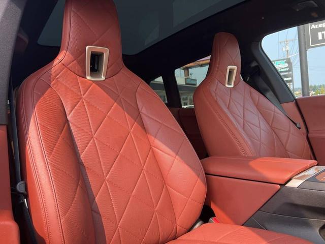 Photo of 2022 Black Sapphire Metallic BMW iX