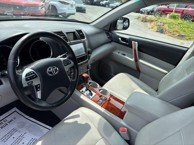 Photo of 2013 Magnetic Gray Metallic Toyota Highlander