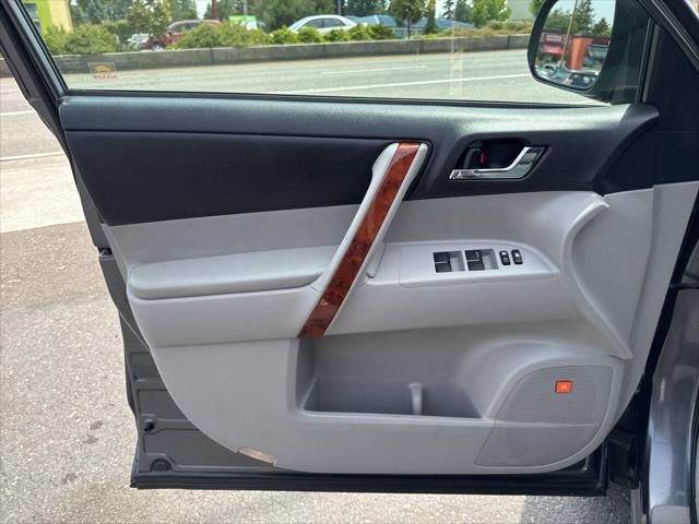 Photo of 2013 Magnetic Gray Metallic Toyota Highlander