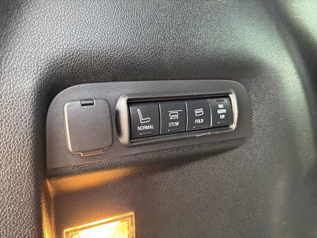 Photo of 2018 White Platinum Metallic Tri-Coat Ford Explorer