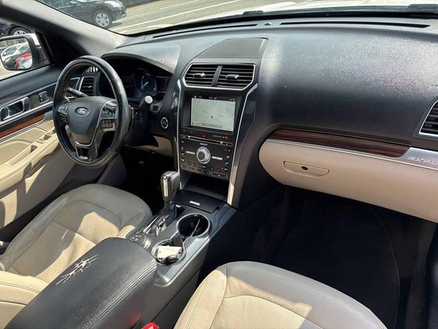 Photo of 2018 White Platinum Metallic Tri-Coat Ford Explorer