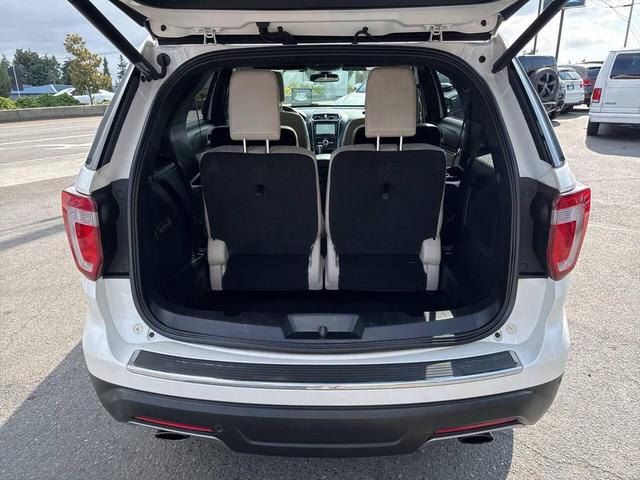 Photo of 2018 White Platinum Metallic Tri-Coat Ford Explorer