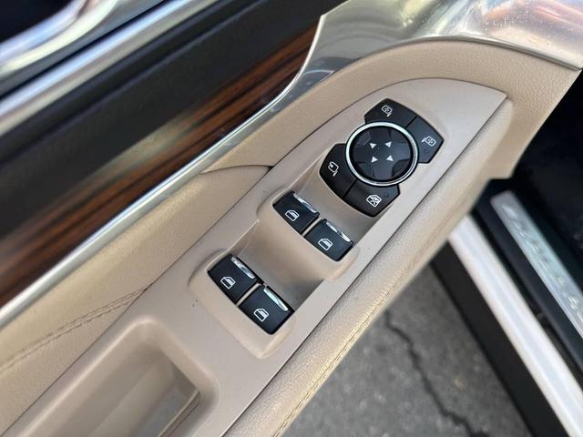 Photo of 2018 White Platinum Metallic Tri-Coat Ford Explorer