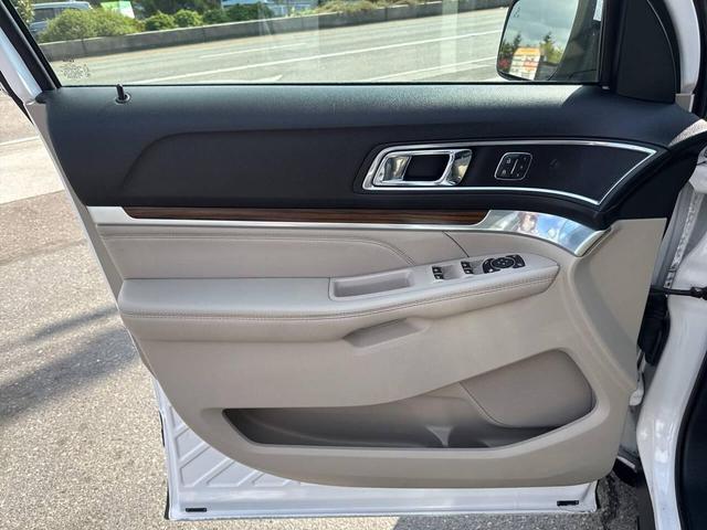 Photo of 2018 White Platinum Metallic Tri-Coat Ford Explorer