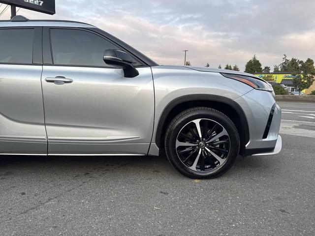 Photo of 2022 Celestial Silver Metallic Toyota Highlander