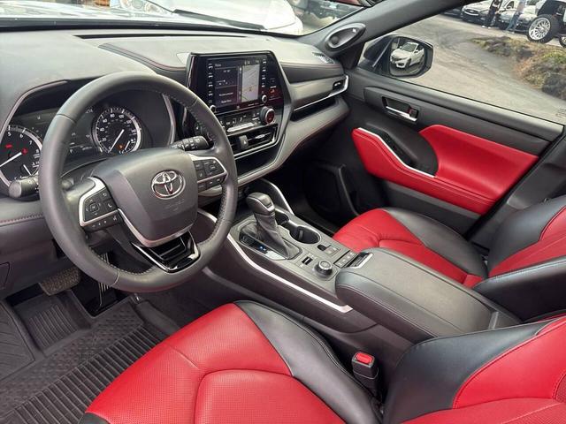 Photo of 2022 Celestial Silver Metallic Toyota Highlander