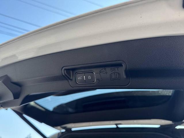 Photo of 2020 Star White Metallic Tri-Coat Ford Explorer