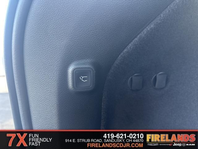 Photo of 2022 Bright White Jeep Cherokee