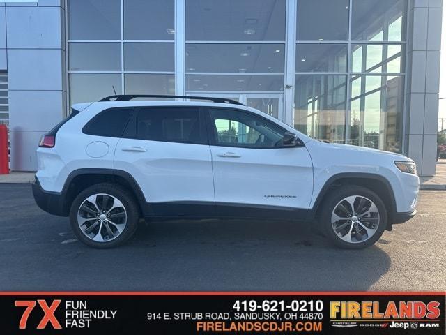 Photo of 2022 Bright White Jeep Cherokee