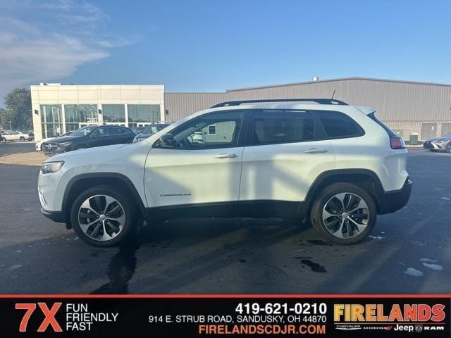 Photo of 2022 Bright White Jeep Cherokee